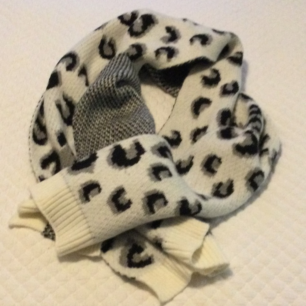 Large Leopard Scarf black and white